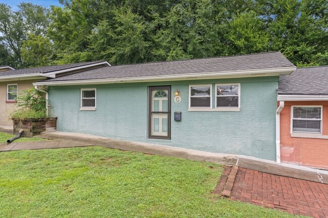 Building Photo - Charming Two Bedroom Home