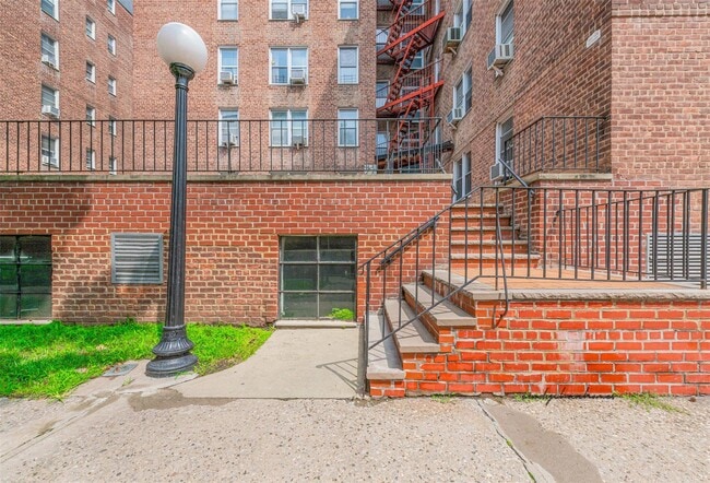 Building Photo - 65-35 Yellowstone Blvd Unit c4 Rental