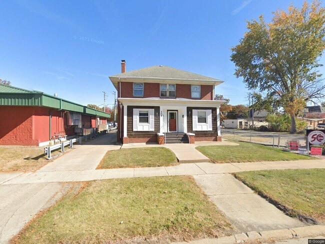 Building Photo - 305 N Bloomington St Rental
