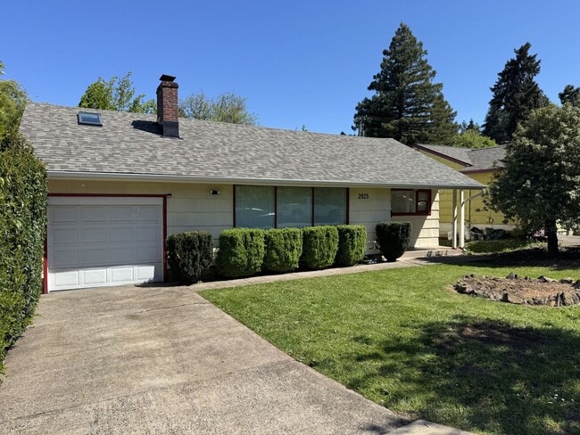 Building Photo - Charming 3BD/1BA located within walking distance to Friendly/College Hill neighborhood Market of ...