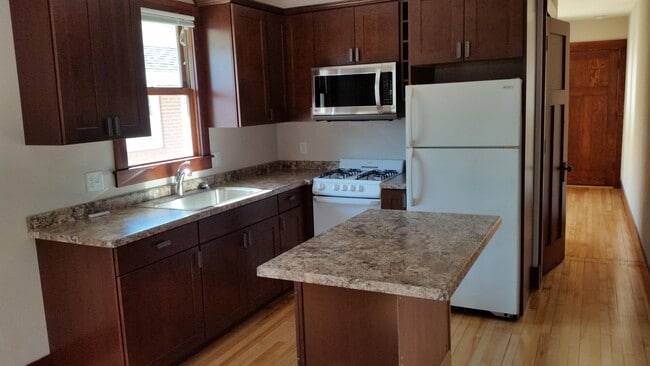 Building Photo - 2045 E Washington Ave Unit 3