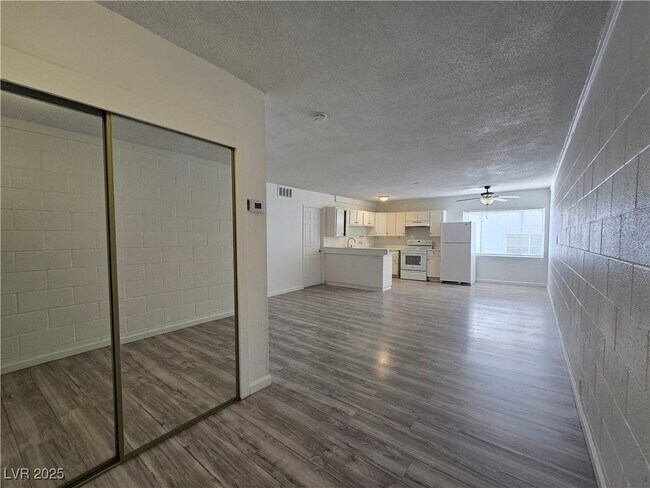 Building Photo - 2913 Stewart Ave Unit 3 Rental