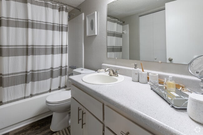 2BR, 1.5BA - 1010SF