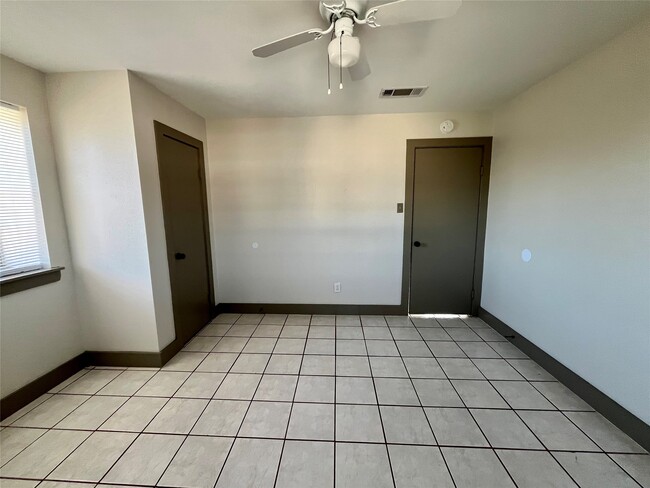 Photo - 1042 W Village Ct Unidad C