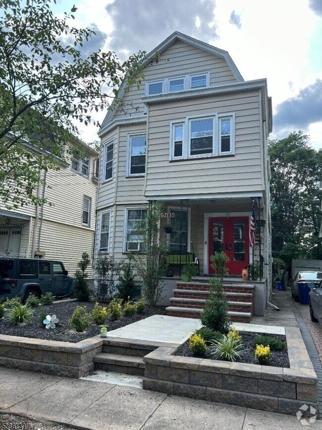 Building Photo - 38 Oak St Rental