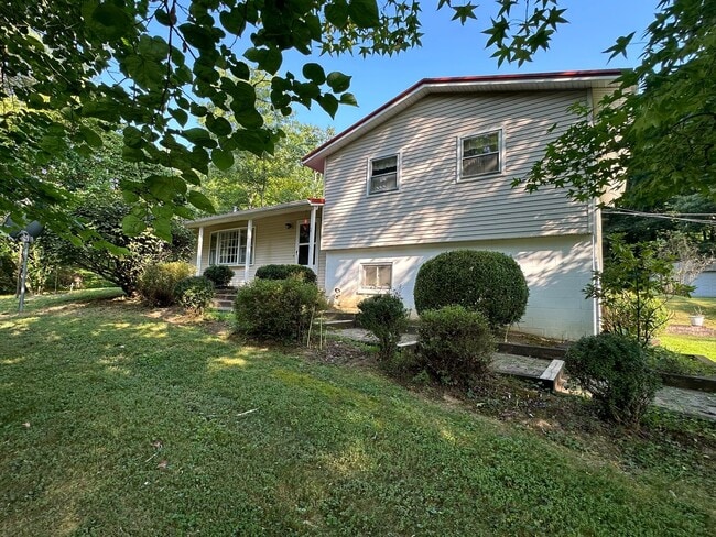 Building Photo - 4 Bedroom, 2 Bathroom House