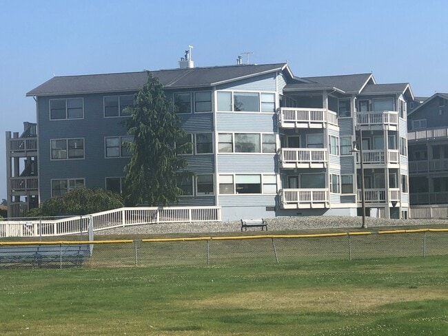 Building Photo - Absolutely stunning View! 2 bed condo downtown on the water!