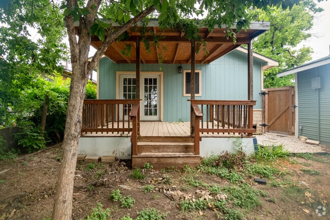 Building Photo - 560 W Highland Blvd Rental