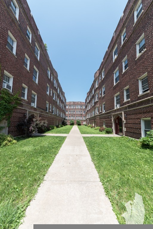 Building Photo - 2002 W Foster Ave Unit 3