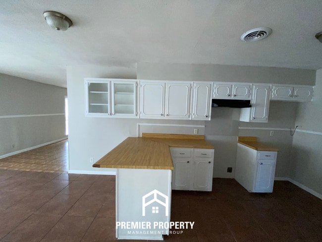 Photo - Spacious 4BR/2BA Memphis Home with Den, Fireplace & 2-Car Garage