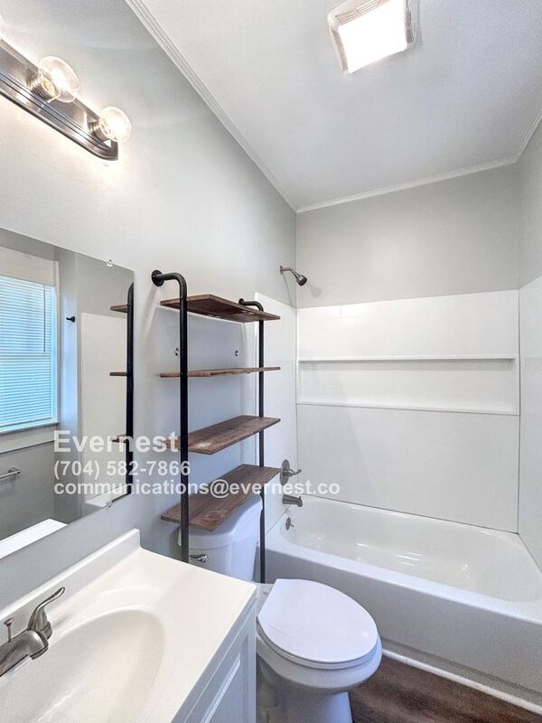 Photo - 203 S Elm St