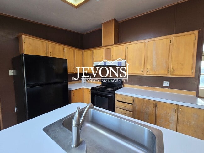 Building Photo - Charming 3-bedroom home with a fully equip...