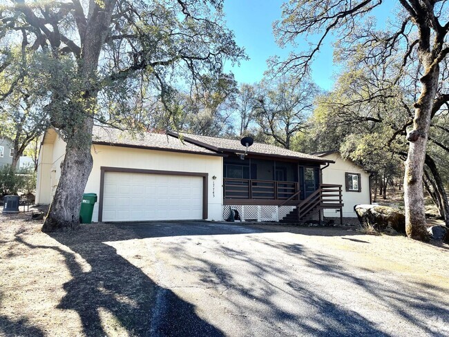 Building Photo - 3 bedroom home in Lake Wildwood gated comm...