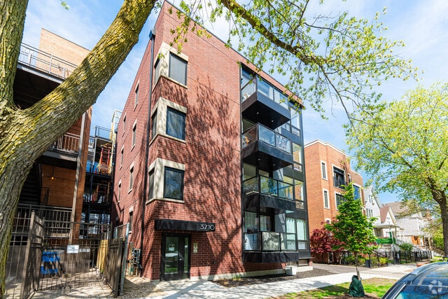 Building Photo - 3710 N Kenmore Ave Rental
