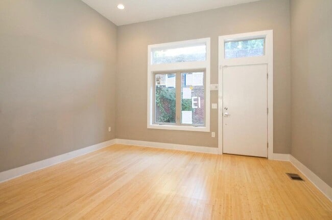 Entrada/Sala de estar - 919 N 5th St Unidad 17