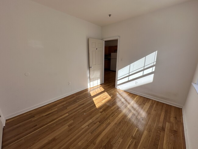 Bedroom (2) 2.5 Room 1 Bed 1 Bath - 171 Company