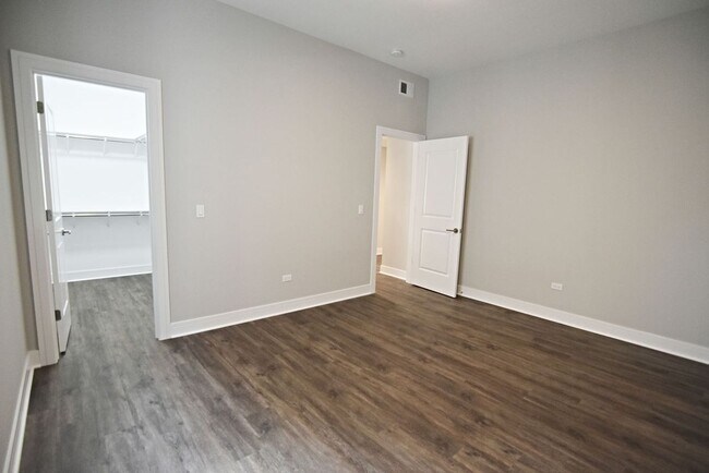 Photo - 927 W Irving Park Rd Unit 202
