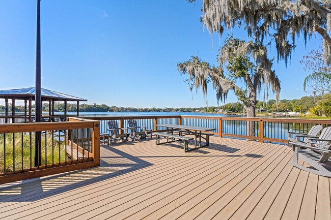 Vista al lago con muelle