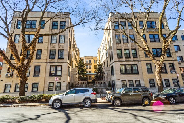 Building Photo - 604 W Addison St Unit B4 Rental