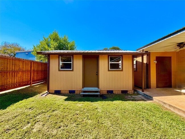 Photo - 305 W Tom Green St