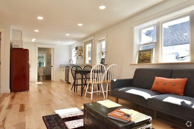 Beautiful Sunny 2nd Fl 2BR apt - 15 Lincoln St Unit 3 Rental