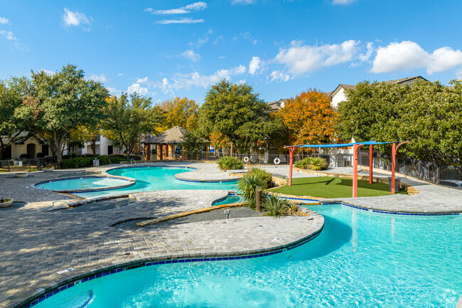 Piscinas relucientes - LADERA APARTMENTS