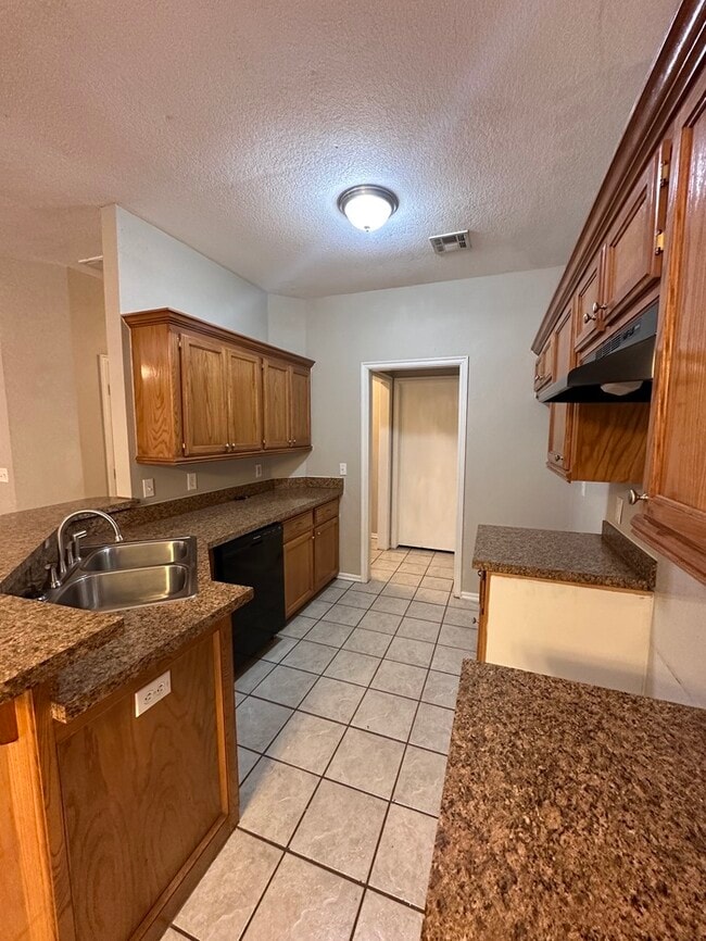 Photo - 325 W Strasburg Way