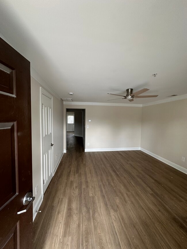 Building Photo - 9300 Main St Rental