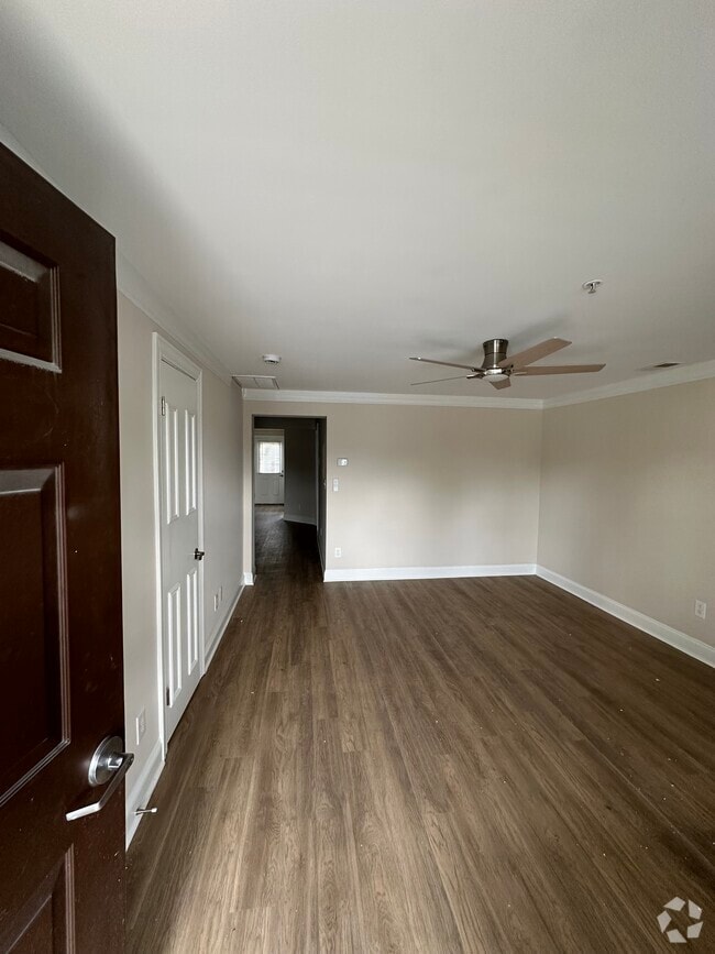 Building Photo - 9300 Main St Rental
