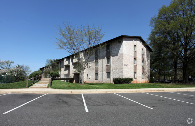 Building Photo - The Glens at Reed Station Rental