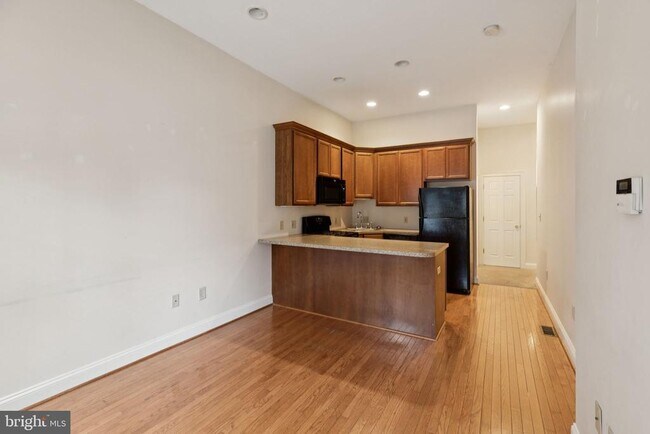 Photo - 2542 W Girard Ave