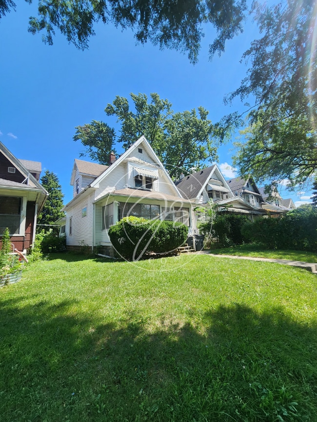 Building Photo - 3 bed 1 bath with bonus rooms! Rental