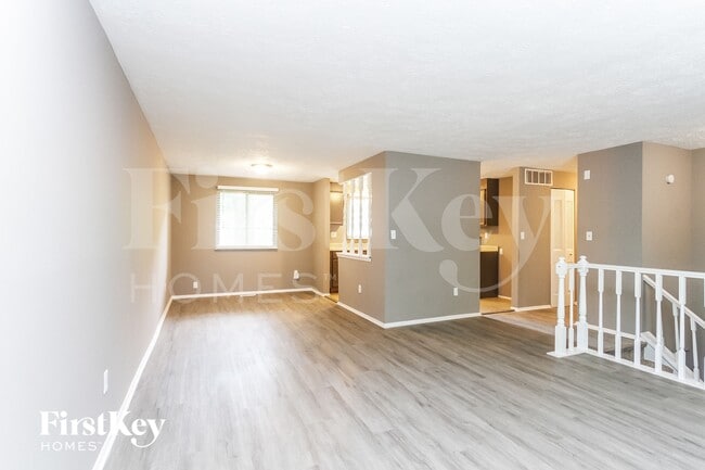 Photo - 910 Woodlark Dr