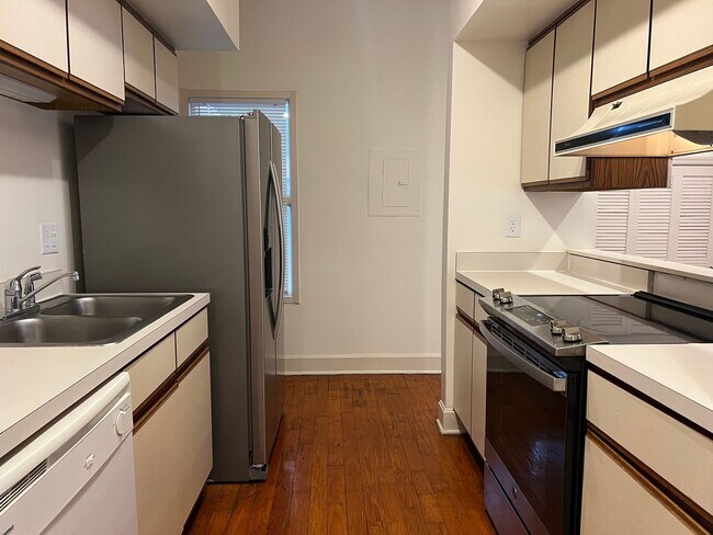 Photo - 692 N High St