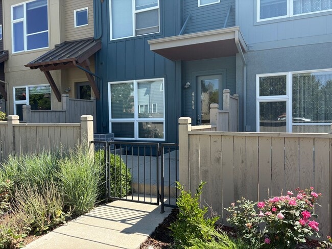 Building Photo - Updated 2 Bed + Office 2.5 Bath Townhome i...