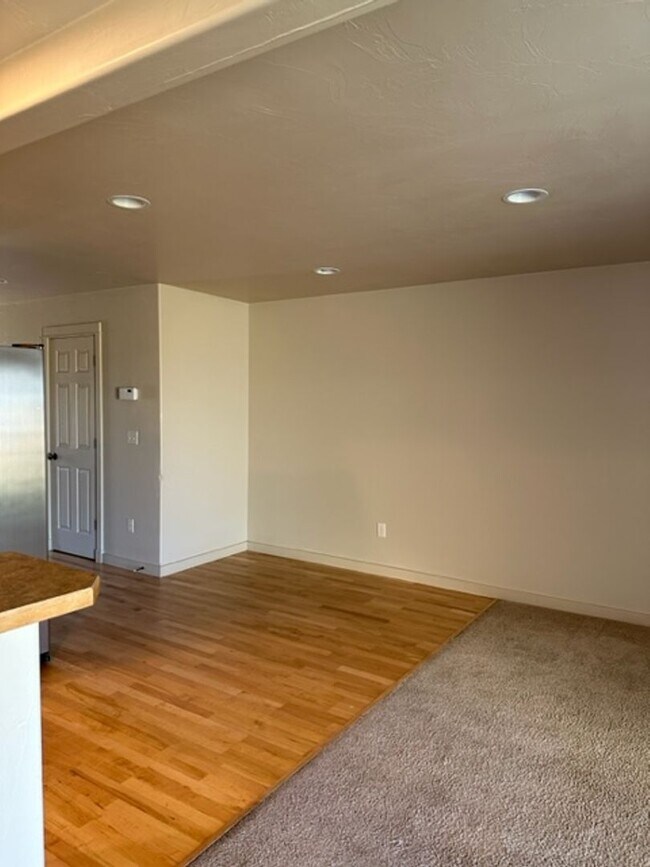Photo - 923 Saxon Way Unit B