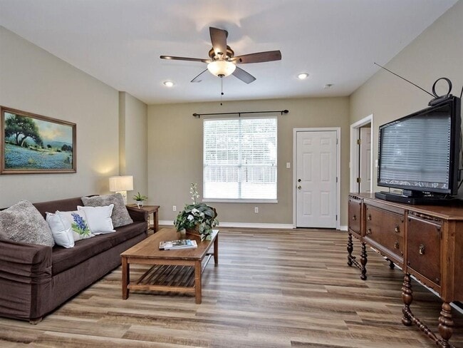 Photo - 600 Grand Prairie Cir