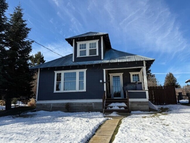 Building Photo - Adorable bungalow above town with territor... Rental