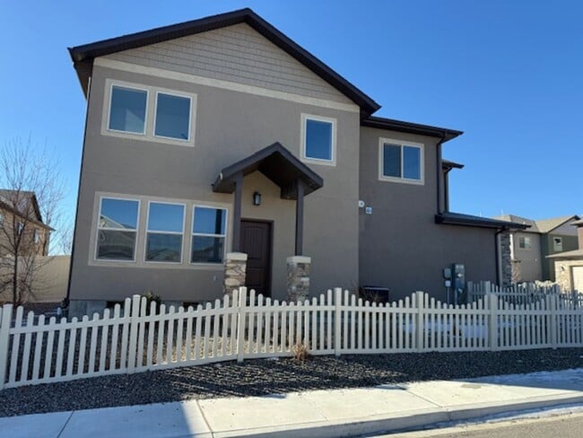 Building Photo - Newer town home in Elko