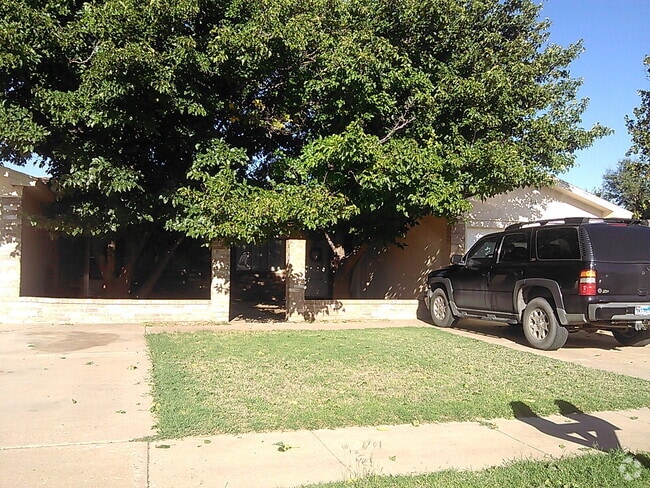 Building Photo - Updated 3/2/1 duplex in Northwest Lubbock. Rental