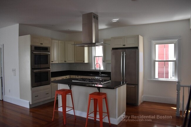 Building Photo - 693 E 6th St Unit 2 Rental