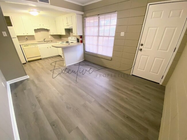 Photo - 1BR Apartment – $795 w/ ALL Utilities Paid! Unit 419 Clarence St. #4