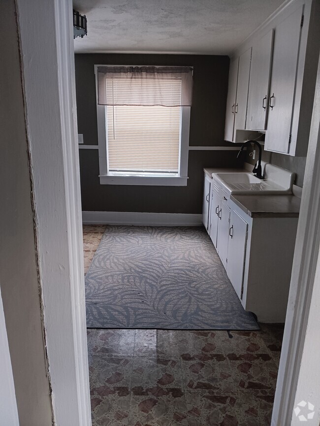 Building Photo - 37 Sumner Ave Unit 2nd fl Rental