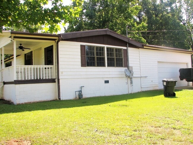 Photo - Madison Co. – Comer, GA – QUIET NEIGHBORHOOD – HOME SITS ON BEAUTIFUL CORNER OF CITY!