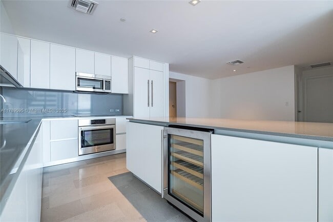 Building Photo - 88 SW 7th St Unit 1004 Rental