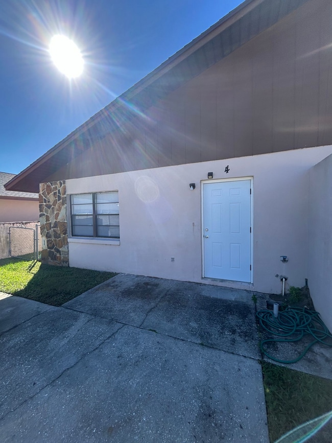 Building Photo - North Lakeland Apartment!