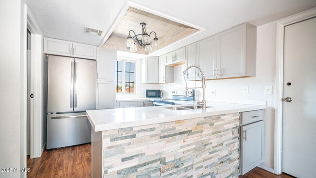 Building Photo - 2020 W Union Hills Dr Unit 246