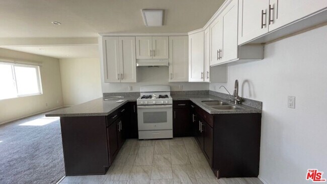 Photo - 545 S Manhattan Pl Unidad 9