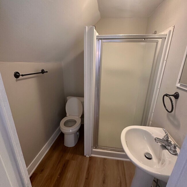 1395 5 bed 2 bath Newly Remodeled Singl... House House Rental in