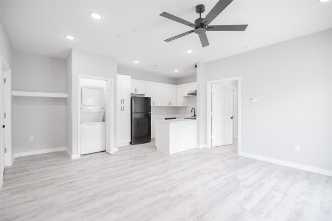 Building Photo - 2101 Reinke Rd Unit 3101